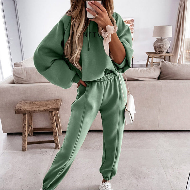 Trendy dames joggingpak met high waist broek en hoodie. Zachte effen relaxkleding, perfect voor comfort thuis.