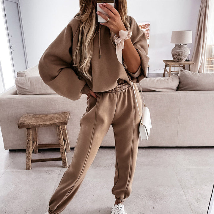 Stijlvol dames huispak in effen kleur. Comfortabel tweedelig setje met hoodie en high waist joggingbroek.