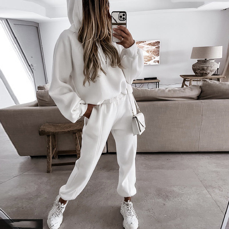 Comfortabel dames loungewear set met zachte hoodie en matchende joggingbroek. Ideaal als casual huispak.