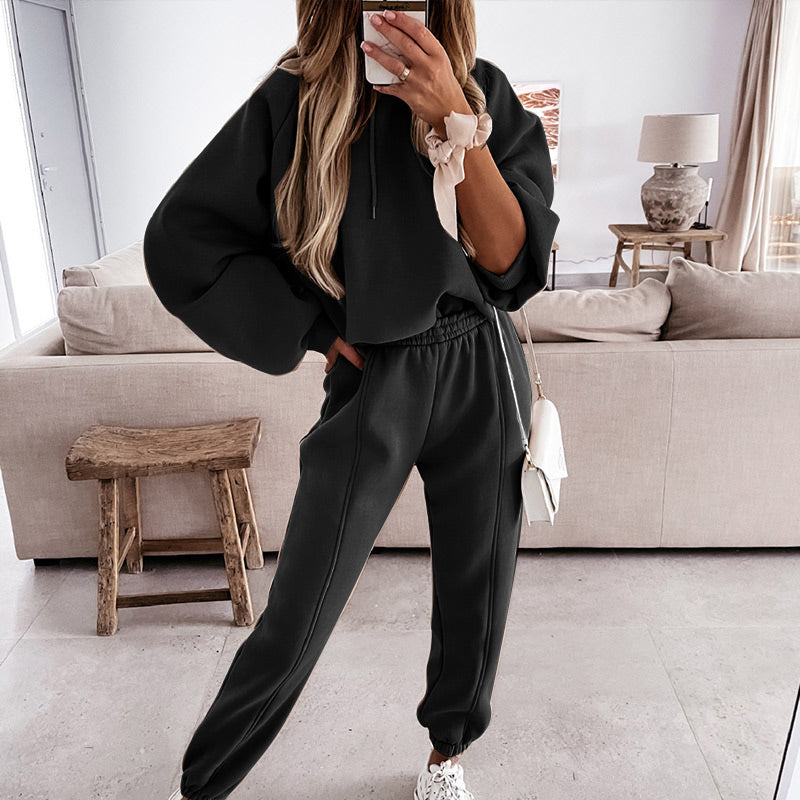 Dames casual kleding: effen huispak met hoodie en joggingbroek. Geschikt voor relaxte dagen thuis of onderweg.