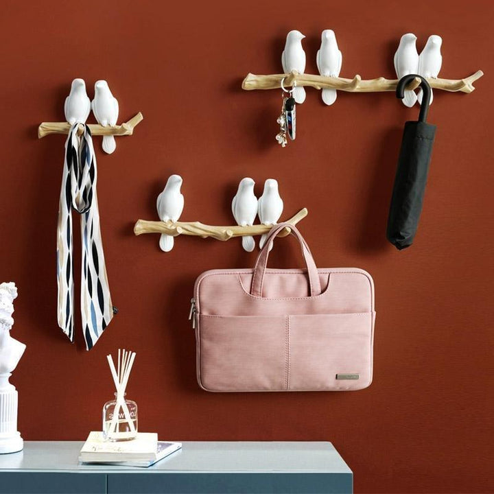 Mooie vogels wandkapstok. Speelse hars kapstok met kleurrijke vogels voor jassen. Ideale interieur decoratie.