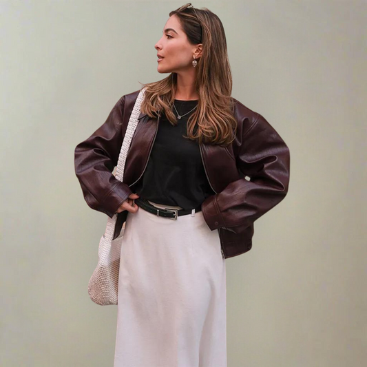 Trendy bordeauxrode vegan leren damesjas met O-neck kraag en stevige ritssluiting; tijdloos en elegant design.