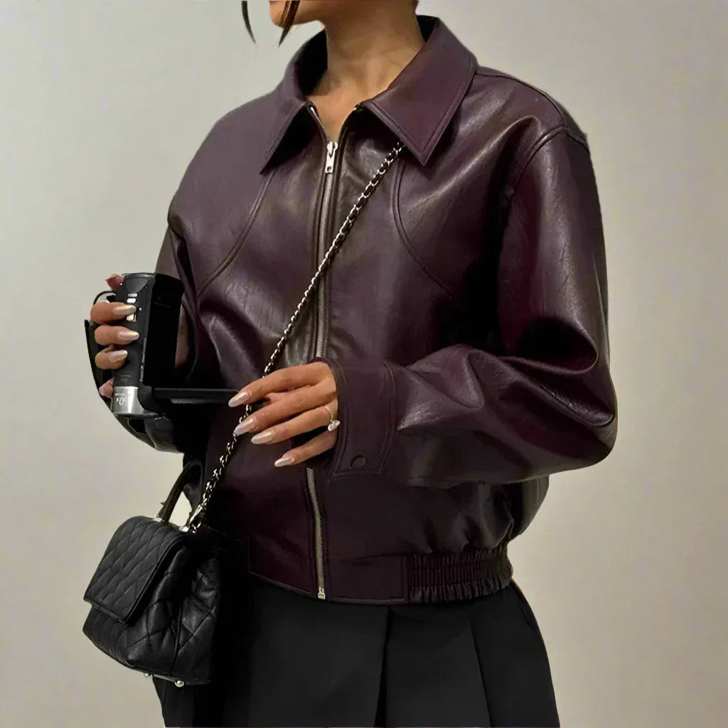 Trendy bordeauxrode vegan leren damesjas met O-neck kraag en stevige ritssluiting; tijdloos en elegant design.