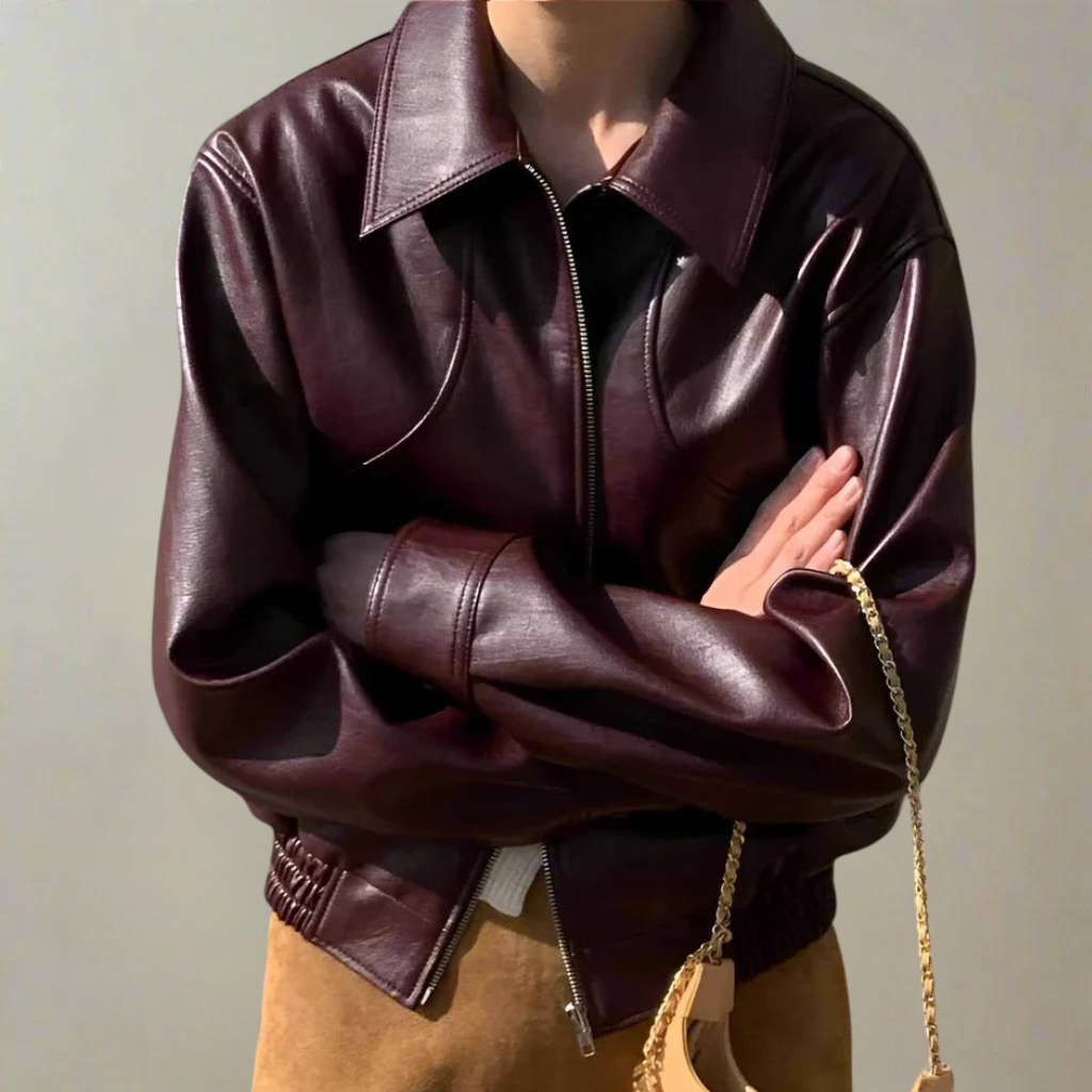 Trendy bordeauxrode vegan leren damesjas met O-neck kraag en stevige ritssluiting; tijdloos en elegant design.