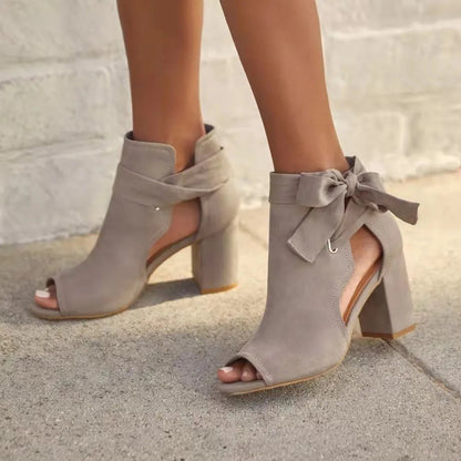 "Trendy dames enkellaarsjes met veters, open teen, strik detail, stevige blokhak, beige kleur, perfect voor lente outfits."