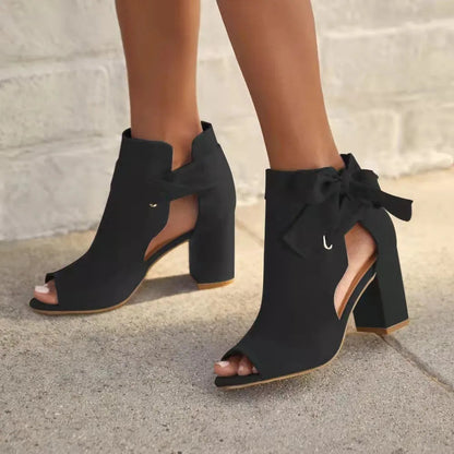 "Trendy dames enkellaarsjes met veters, open teen, strik detail, stevige blokhak, beige kleur, perfect voor lente outfits."