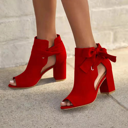 "Trendy dames enkellaarsjes met veters, open teen, strik detail, stevige blokhak, beige kleur, perfect voor lente outfits."