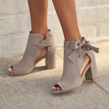 "Trendy dames enkellaarsjes met veters, open teen, strik detail, stevige blokhak, beige kleur, perfect voor lente outfits."