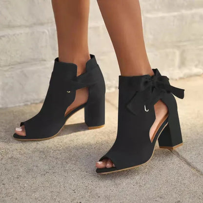 "Trendy dames enkellaarsjes met veters, open teen, strik detail, stevige blokhak, beige kleur, perfect voor lente outfits."