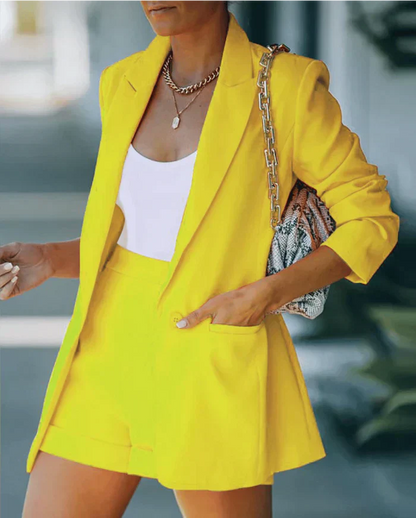 "Trendy elegante dames blazer en short set, slanke fit met high-waist shorts, ideaal voor zakelijke en informele outfits."
