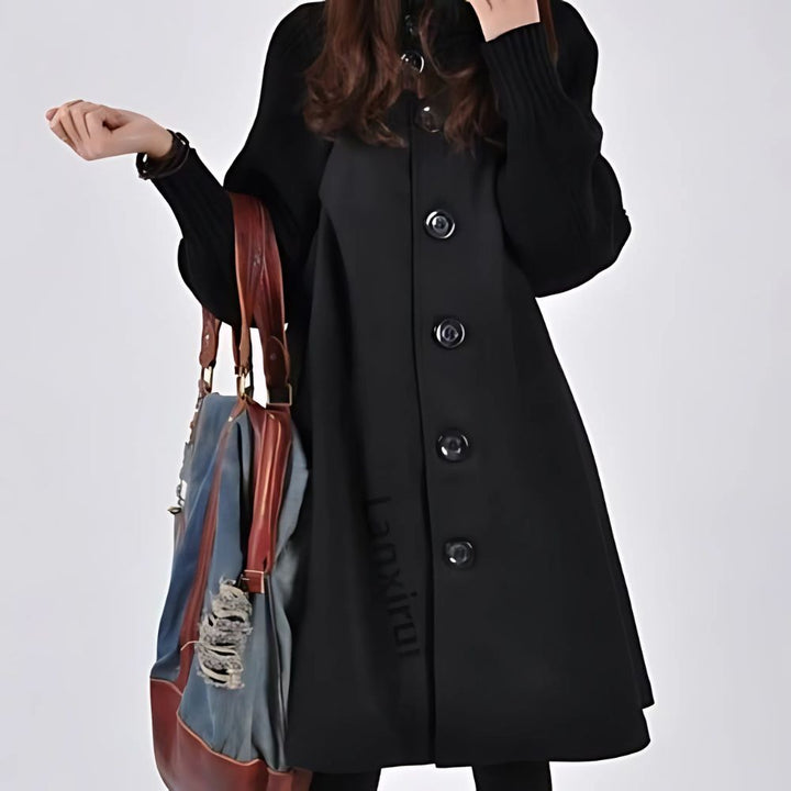 Elegante Mirella lange damesjas met opvallende knopen, perfect voor een stijlvolle herfst- of winterlook.
