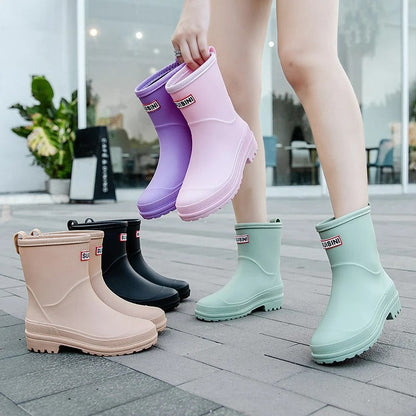 Trendy halfhoge waterdichte regenlaarzen voor vrouwen, paars, comfortabel en stijlvol voor nat weer.