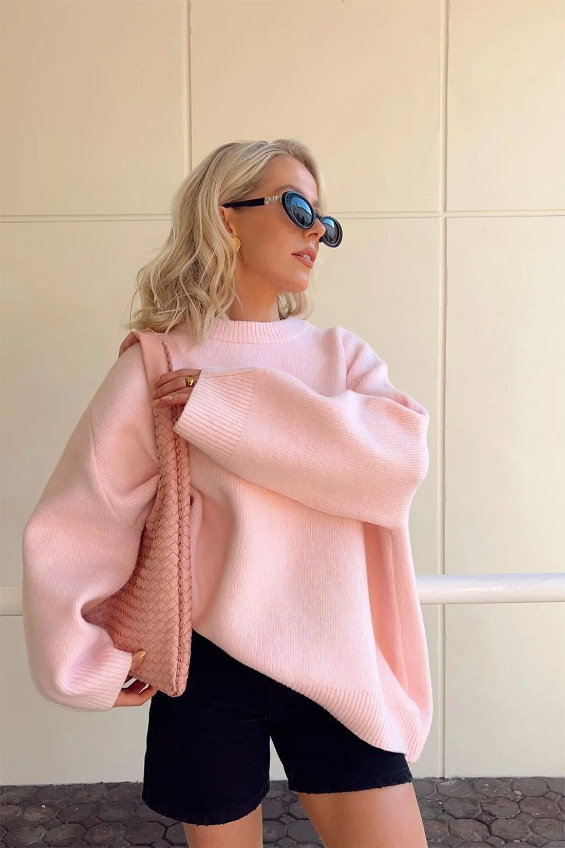 "Trendy oversized sweater in zachtroze met losse pasvorm, ideaal voor herfst en winter, perfect voor jeans en leggings."