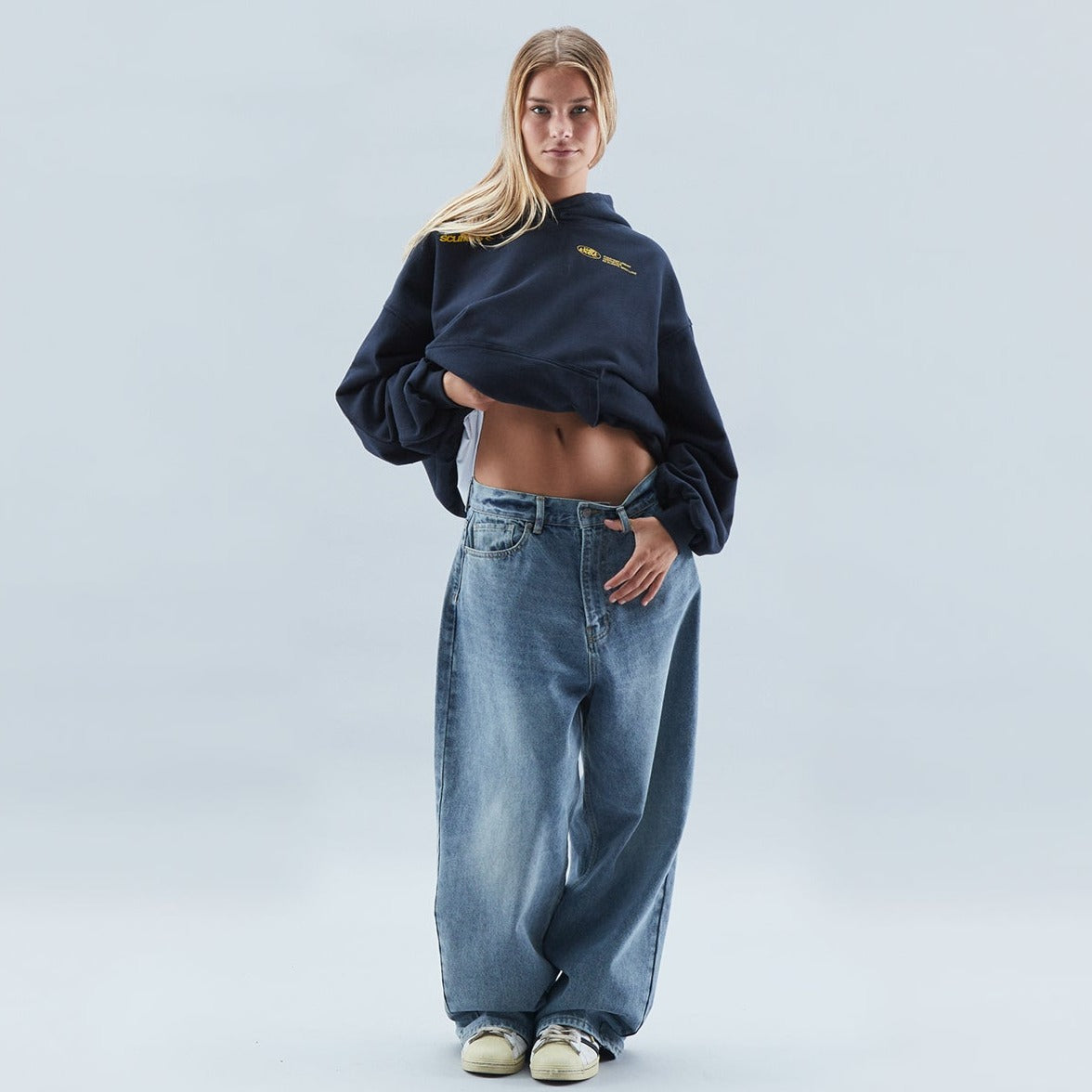 "Trendy oversized unisex hoodie, zacht grijs met capuchon en buidelzak, stijlvol en comfortabel, ideaal voor casual looks."