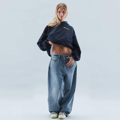 "Trendy oversized unisex hoodie, zacht grijs met capuchon en buidelzak, stijlvol en comfortabel, ideaal voor casual looks."
