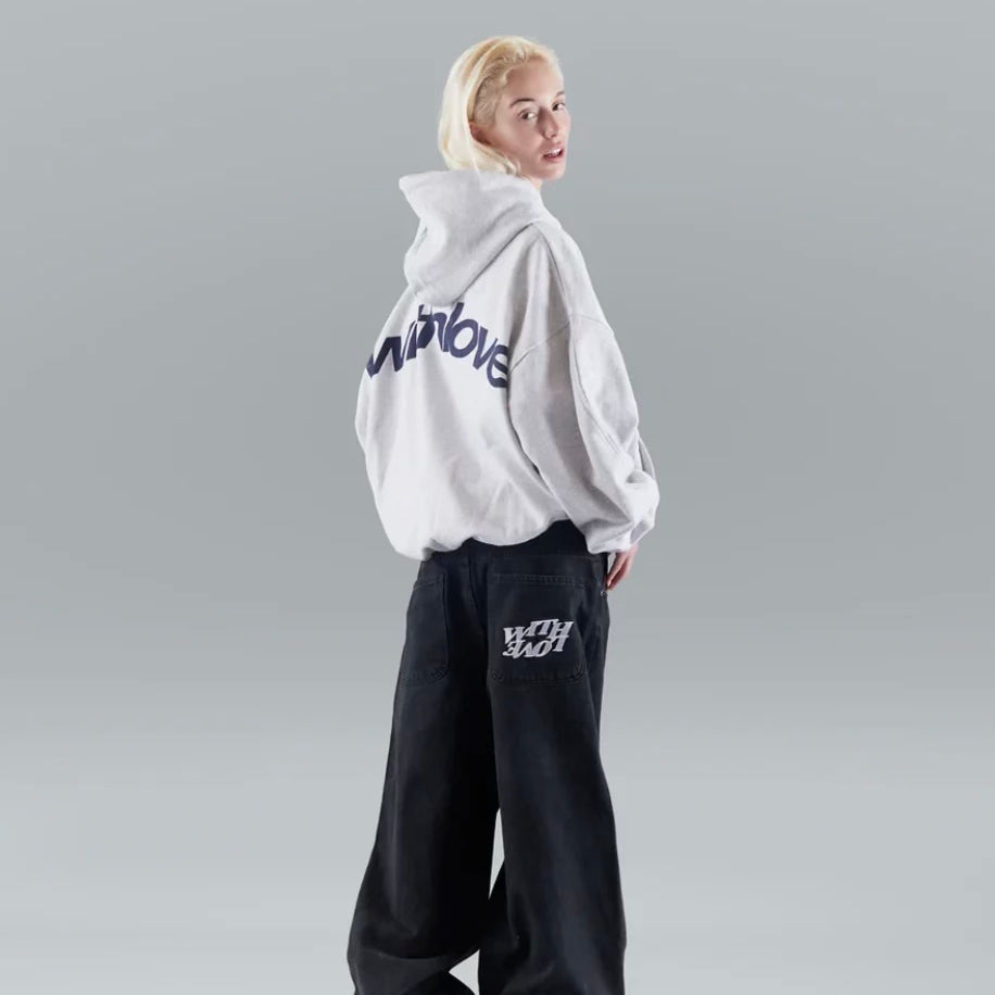 "Trendy oversized unisex hoodie, zacht grijs met capuchon en buidelzak, stijlvol en comfortabel, ideaal voor casual looks."