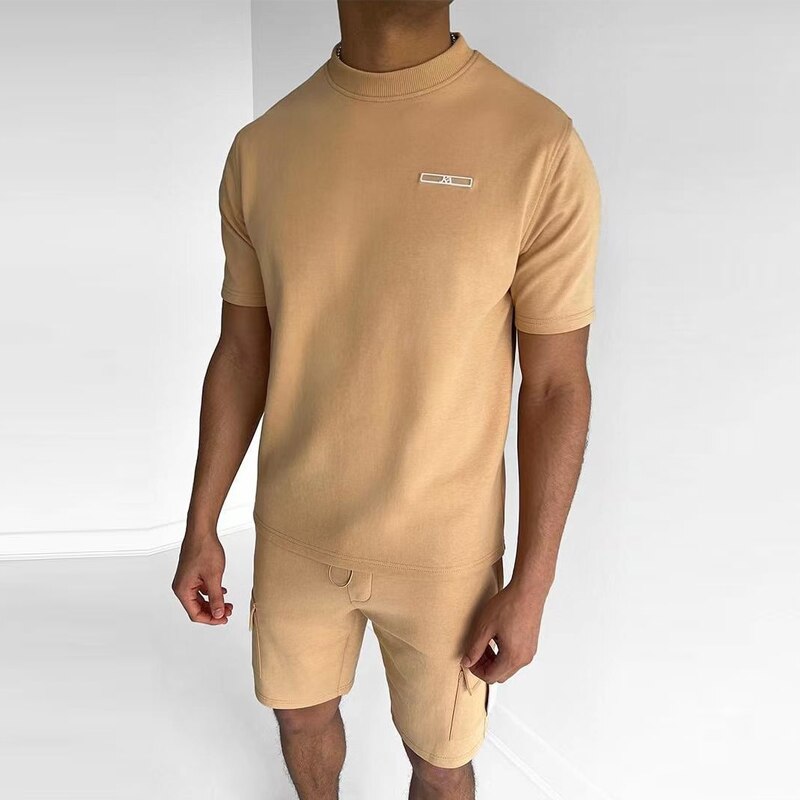 Comfortabele heren zomerset: modern t-shirt en bijpassende korte broek. Ideaal voor lente en zomer vrijetijdskleding.