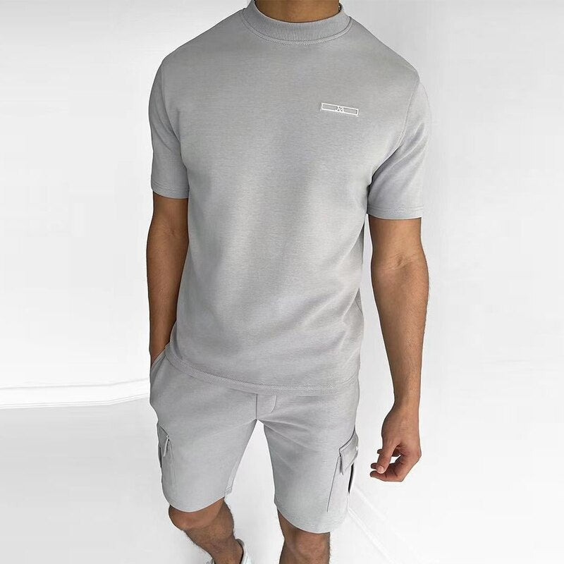 Stijlvolle heren zomer set: casual t-shirt en korte broek. Perfect voor warme dagen en ontspannen herenmode.