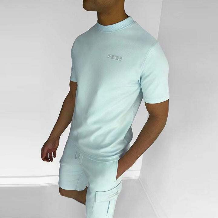Casual heren outfit voor de zomer: zacht t-shirt en korte broek. Comfortabele herenmode voor relaxte dagen.