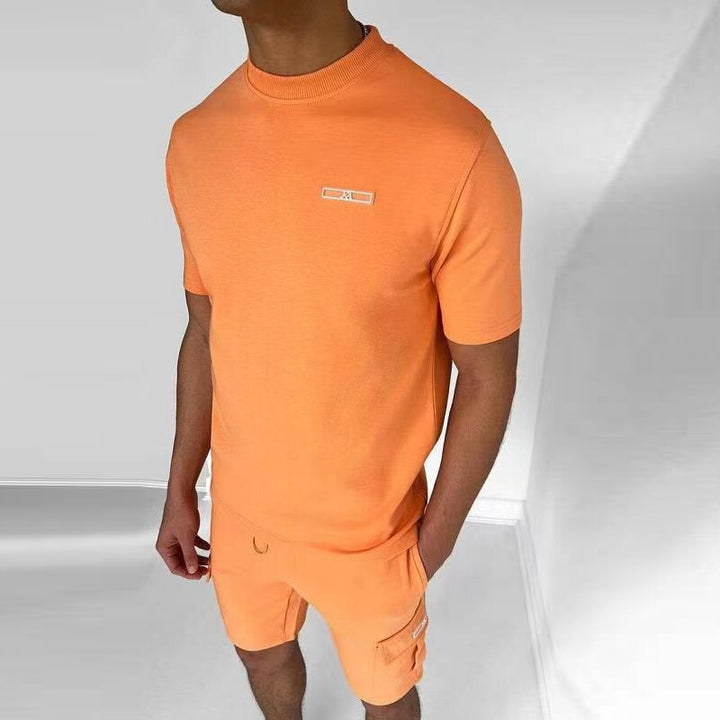 Ademende heren vrijetijds set met t-shirt en korte broek. Stijlvolle zomerkleding voor elke casual gelegenheid.