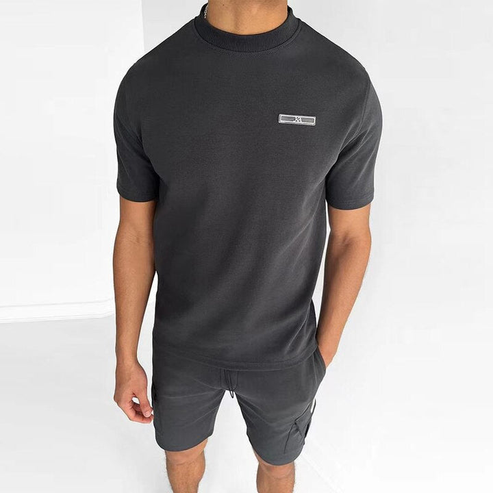 Heren zomer set met comfortabel t-shirt en korte broek. Ideaal voor casual vrijetijdskleding en lente/zomer outfits.