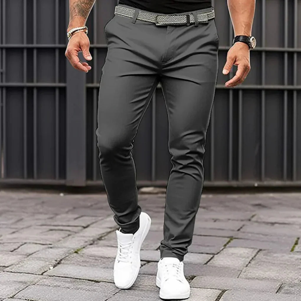 Donkergrijze slim fit herenbroek met rechte pijp, comfortabel voor casual en formele kantoorstijl.