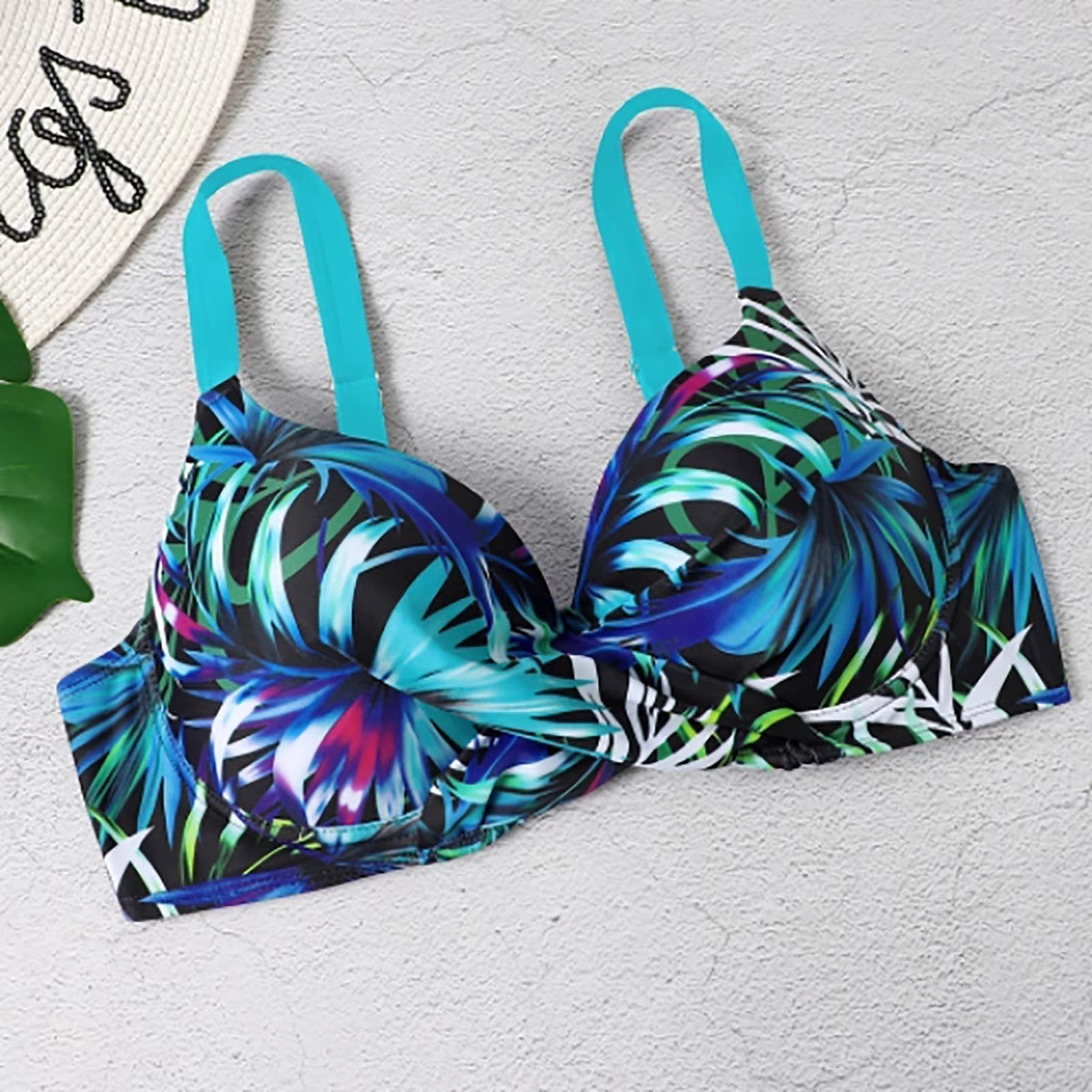 "Tropische high-waist bikini met levendig patroon, flatterende pasvorm, verstelbare bandjes, ideaal voor zonnige stranddagen.
