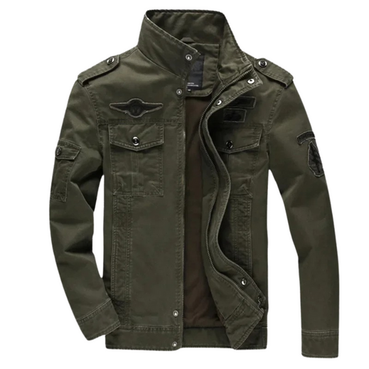 "Tussenjas heren in militaire stijl, robuust ontwerp met opstaande kraag en functionele zakken, perfecte tussenjas."