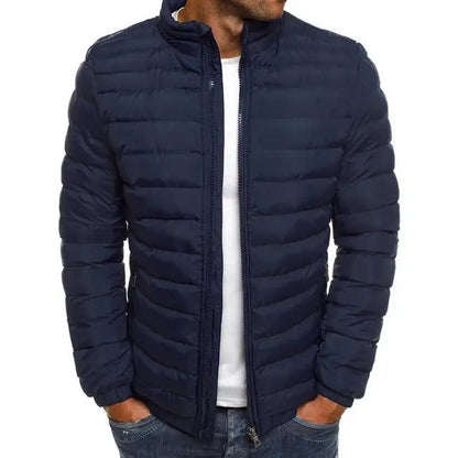 "Tussenjas voor heren, grijze jas met slank design en opstaande kraag, stijlvol voor lente en zomer."