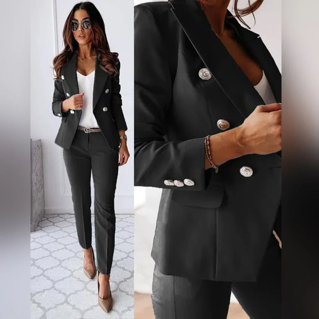 "Tweedelig damespak met double-breasted blazer, slank gesneden, elegante en veelzijdige stijl in lichtgrijze tint."