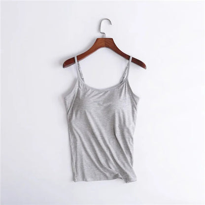Tyra dames top met BH-integratie, naadloos, in beige. Elegante, ademende stof voor dagelijks comfort en stijl.