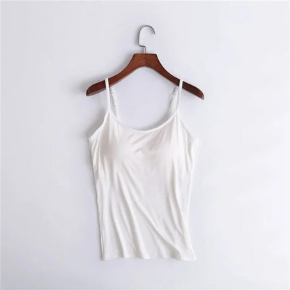 Tyra dames top met BH-integratie, naadloos, in beige. Elegante, ademende stof voor dagelijks comfort en stijl.