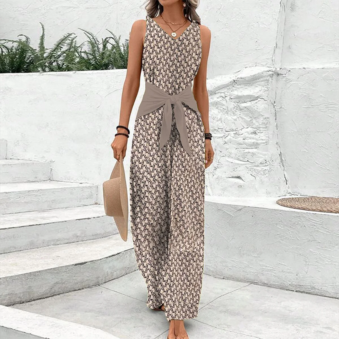 Bruine mouwloze dames jumpsuit met elegante V-halslijn; comfortabele zomeroutfit, veelzijdig voor casual of strand.
