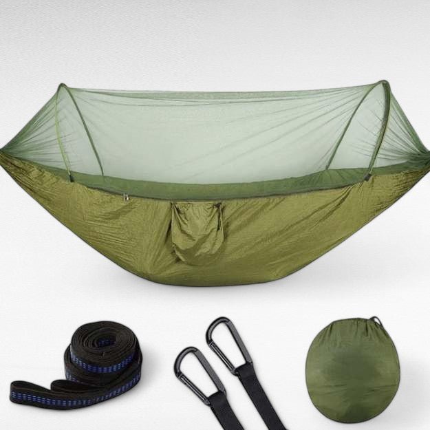 Outdoor relax hangmat: Groene nylon hangmat met insectennet hangt tussen bomen, perfect voor ontspanning in de natuur.