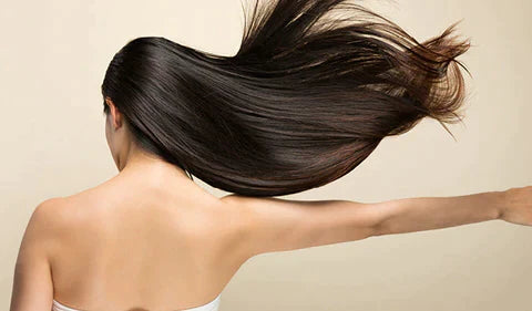 Zwarte, compacte ionen haardroger voor snelle en efficiënte haarstyling, inclusief temperatuurregeling.