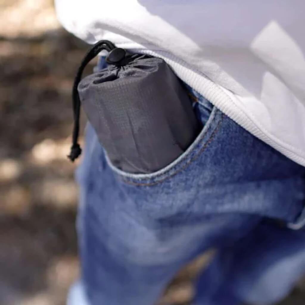 Compact opblaasbaar zitkussen voor maximale comfort op de camping of tijdens het wandelen.