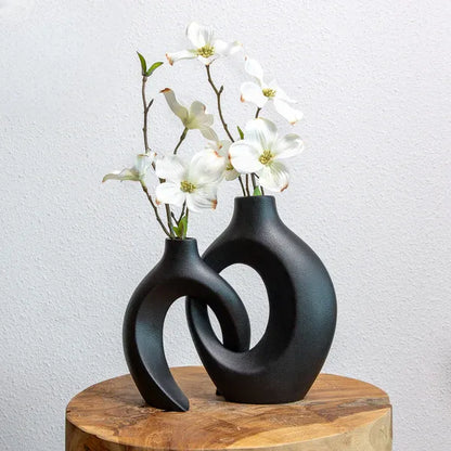 "Unieke keramische bloemenvaas met verweven design, perfect voor elk interieur. Verkrijgbaar in crème, indigo en mat zwart."