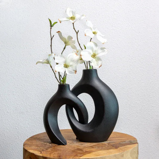 "Unieke keramische bloemenvaas met verweven design, perfect voor elk interieur. Verkrijgbaar in crème, indigo en mat zwart."