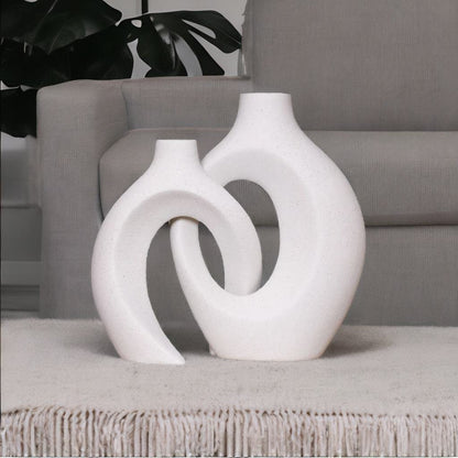 "Unieke keramische bloemenvaas met verweven design, perfect voor elk interieur. Verkrijgbaar in crème, indigo en mat zwart."