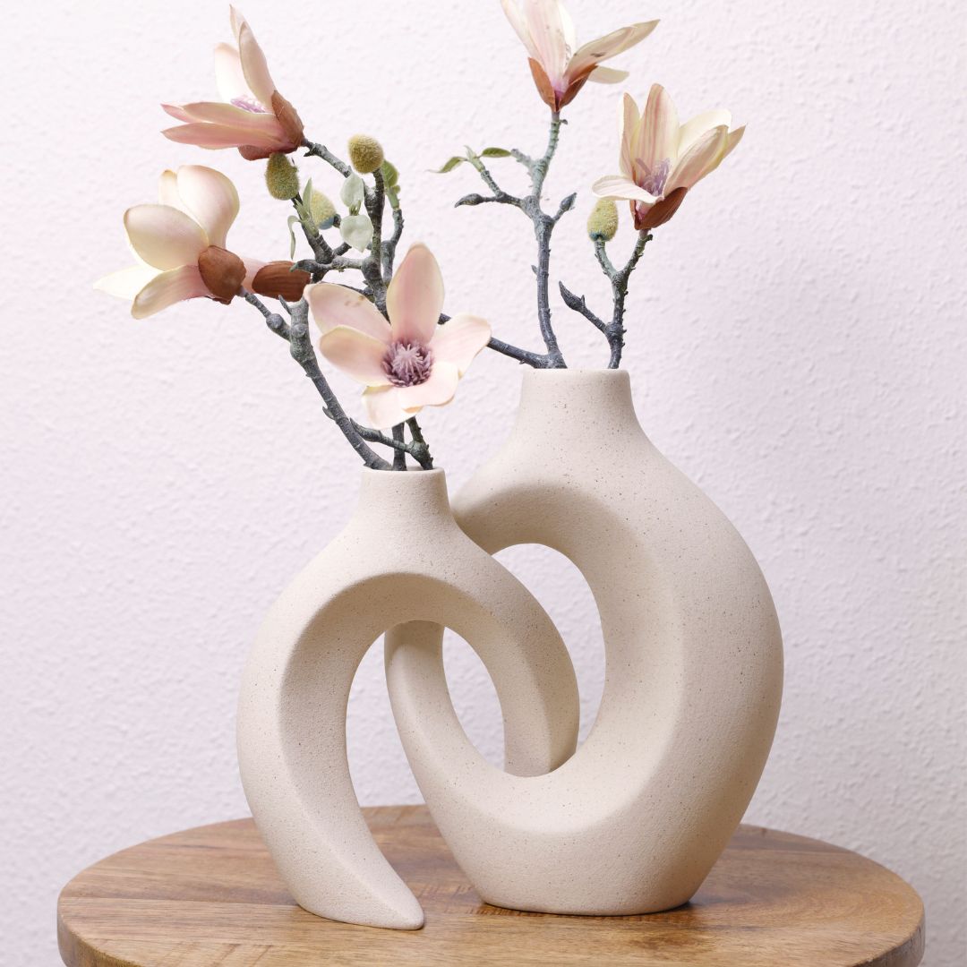 "Unieke keramische bloemenvaas met verweven design, perfect voor elk interieur. Verkrijgbaar in crème, indigo en mat zwart."