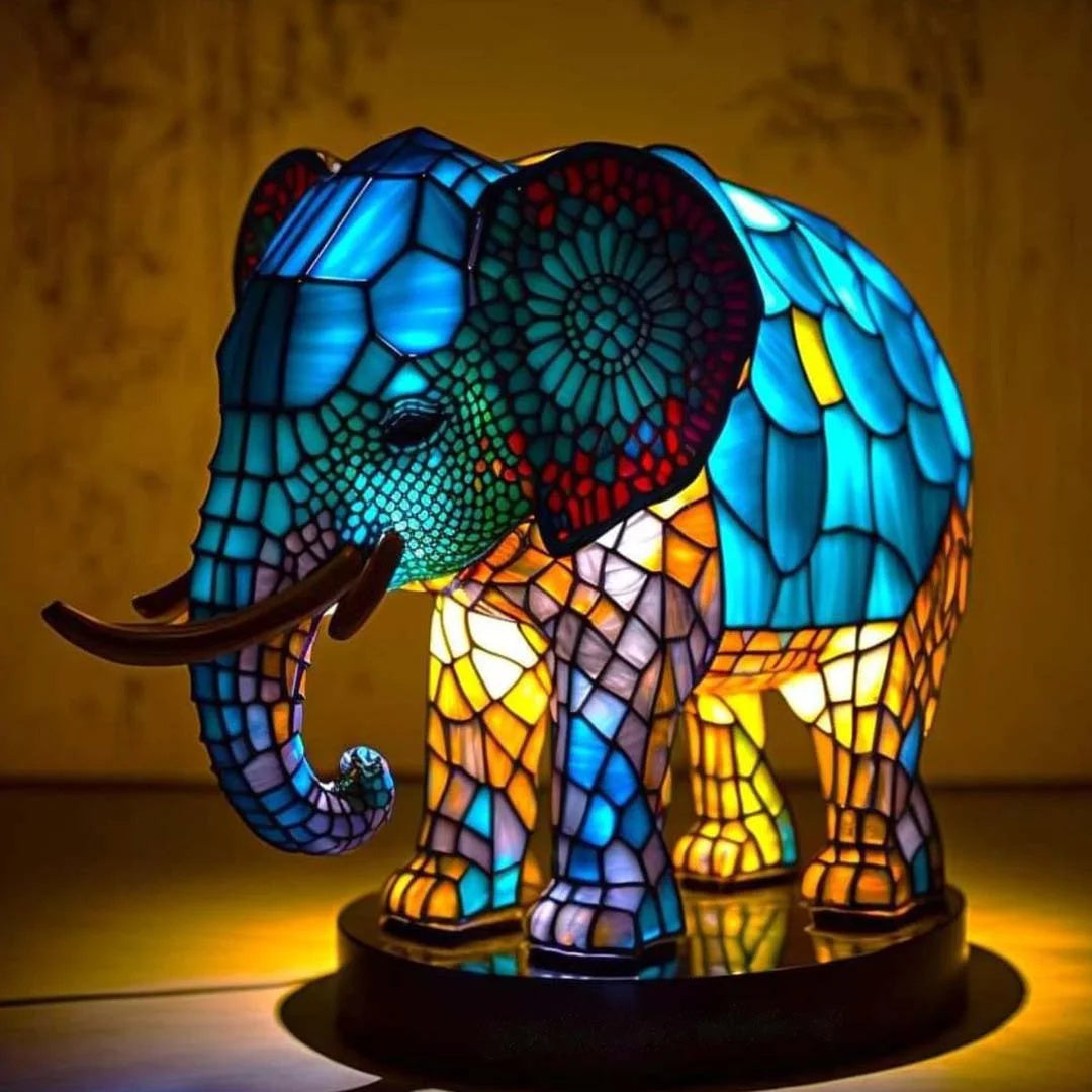 "Unieke verlichte dierenkunst, handgemaakte ontwerpen zoals een draak in levendig groen, schept mystiek en sfeer."