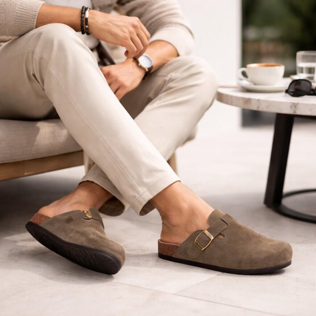 Comfortabele zwarte unisex clogs met gesloten neus en open hiel voor dagelijks gebruik.