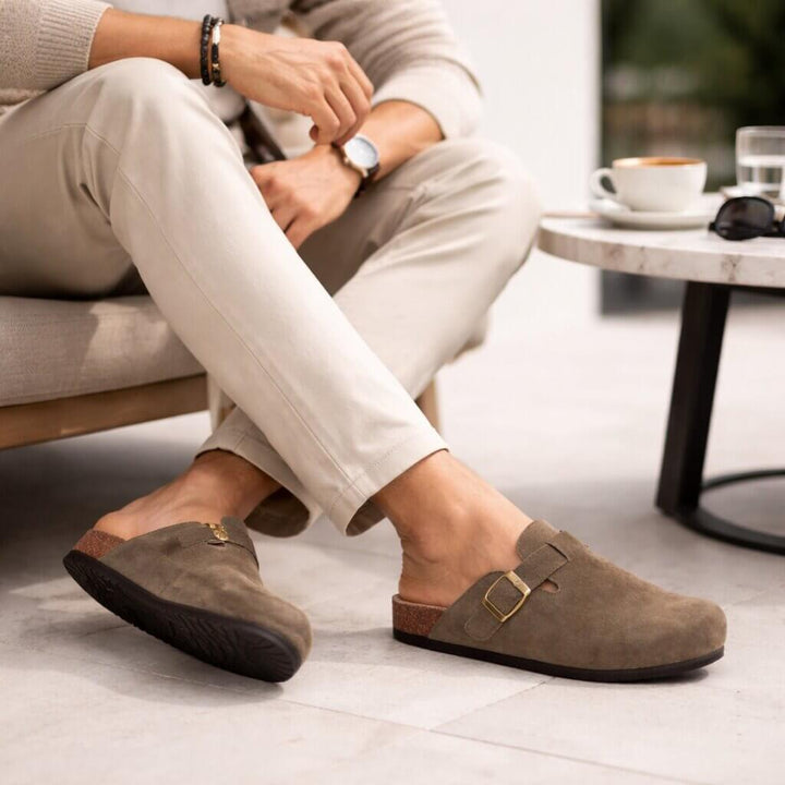 Comfortabele zwarte unisex clogs met gesloten neus en open hiel voor dagelijks gebruik.