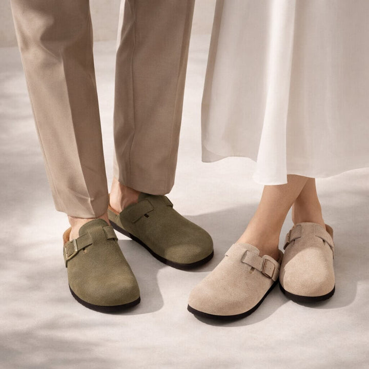 Stijlvolle bruine unisex clogs met verstelbare gesp, perfect als casual schoenen.