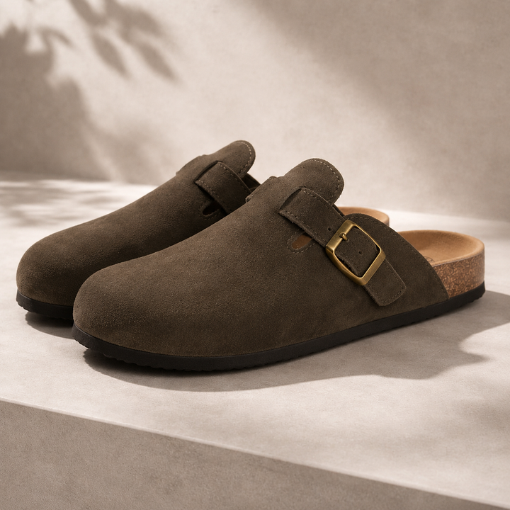 Rode unisex clogs met verstelbare gesp, ideale comfortabele instappers voor casual dagen.