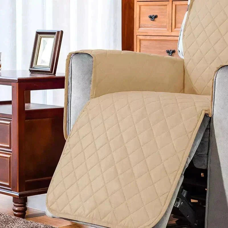 Stijlvolle fauteuilhoes FlexCover in een warme tint, geeft uw woonkamer een gezellige sfeer.