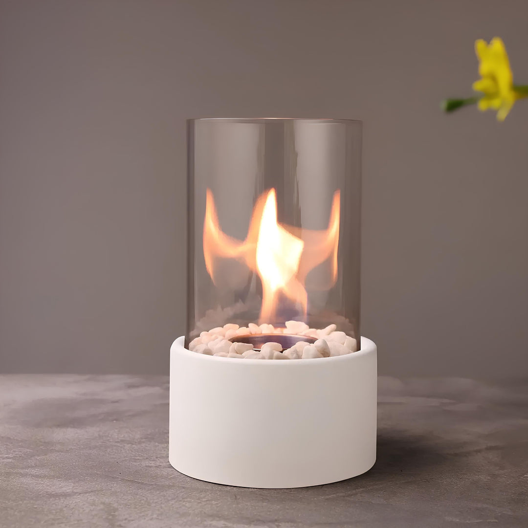 Oude stijl olielamp met open vlam, metaal en glas, brengt sfeer en klassieke verlichting.