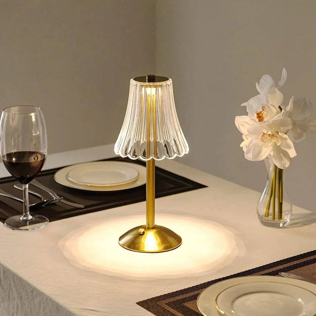 Functionele decoratieve tafellamp met kristal, goud, LED en USB-C, perfect voor modern wonen.