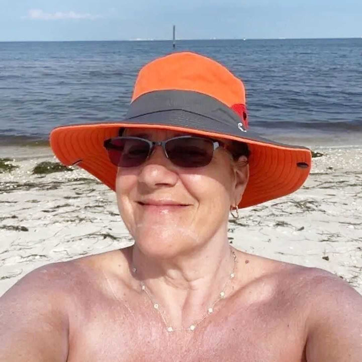 Zomerhoed met UPF50: Vrouwen breedrand zonnehoed voor optimale UV-bescherming tijdens wandelen.