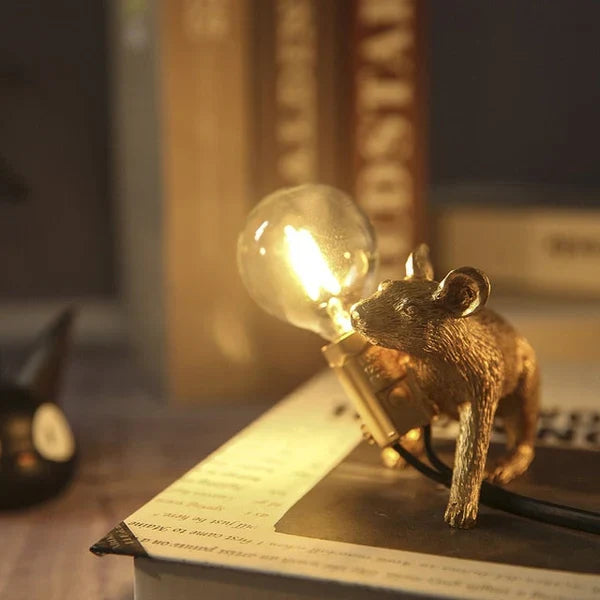Handgemaakte look: goud-witte LED muizenlamp van hars. Originele tafellamp, speels design, perfecte sfeerverlichting.
